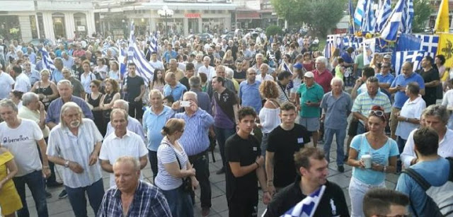 «Βούλιαξε» η κεντρική πλατεία των Τρικάλων στο συλλαλητήριο για τη Μακεδονία (βίντεο)