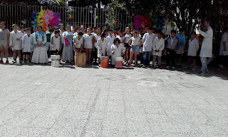 Se observa los alumnos de junto al profesor Santiago