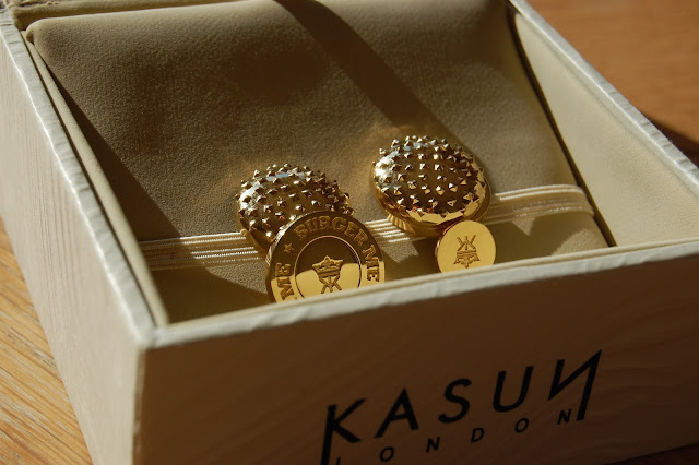 I like GOOOOOOOLD. The 18ct gold-plated burger cufflinks.