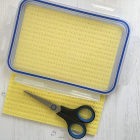 Prevent waste and make your paints last longer with your own wet palette. For the price of a few household items, save money and art supplies. 