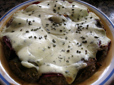 pimientos del piquillo rellenos con carne de canelones y gratinados con salsa de queso y cebollino