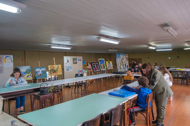 Interior do Centro Estadual de Capacitação em Artes Guido Viaro - curso de desenho