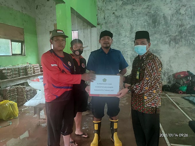 Kemenag Tanah Laut Serahkan Bantuan Paket Sembako bagi Korban Banjir