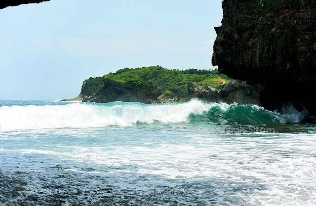 Ombak menerjang tebing pantai