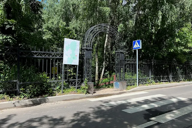 Варшавское шоссе, дворы, Битцевский лес, вход в парк в районе Сеньковского оврага