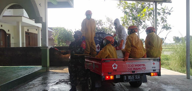 Babinsa Koramil Wonosari Bersama Gugus Tugas Lakukan Penyemprotan Desinfektan