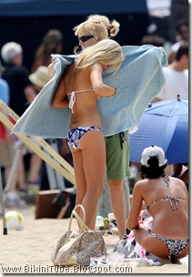 laura-vandervoort-bikini-2