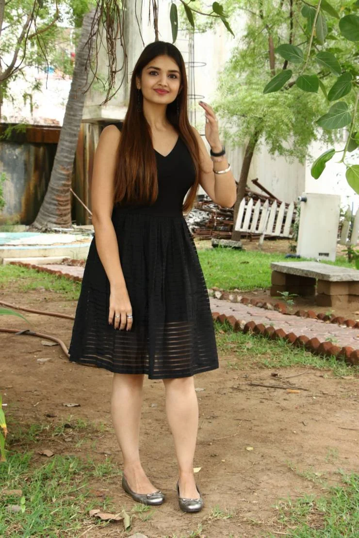 Indian Hot Girl Tara Alisha Berry Long Hair Legs Stills