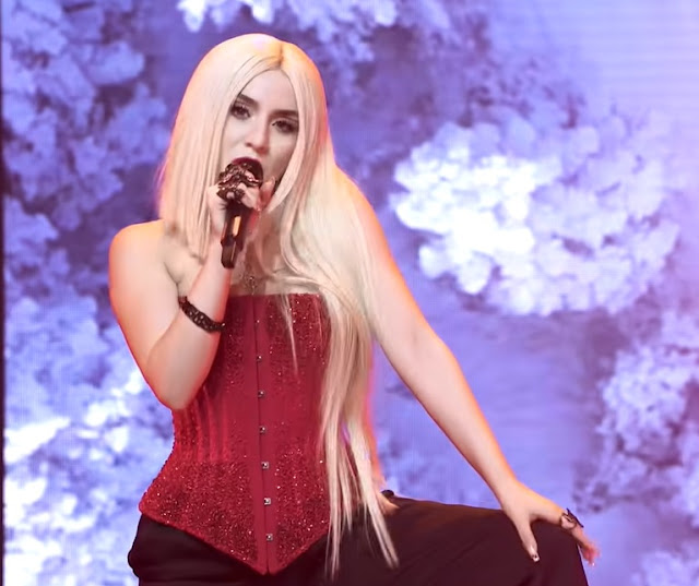 Ava Max pubblica la canzone Christmas Without You