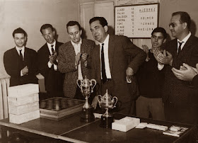 Todos los premios a punto de ser entregados en el I Torneo Nacional de Ajedrez de Granollers 1964