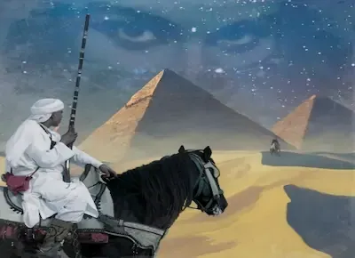 بدوي عربي على حصان يحمل بندقية أمام أهرامات مصر
