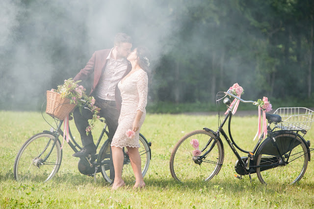 romantic couples with vintage bicycles image courtesty of Pepper and light