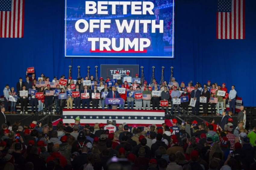 Pré-candidato republicano à presidência, o ex-presidente dos EUA Donald Trump dirige-se a uma multidão de apoiadores durante um comício na Universidade de New Hampshire em Durham, New Hampshire, EUA, 16 de dezembro de 2023 | Foto: EFE/EPA/AMANDA SABGA