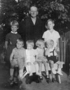 Hauser András 1965-ben unokáival