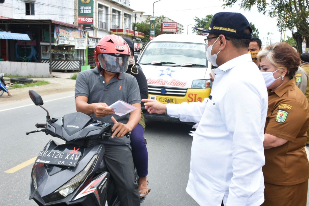 Bupati dan Sekdakab Sergai Ikut Membagikan Masker Kepada Masyarakat dan ASN