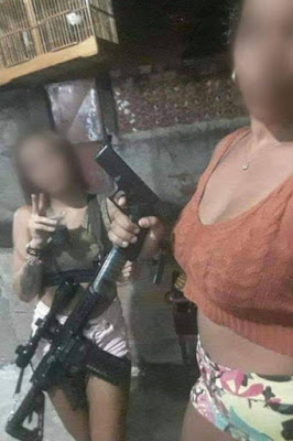 Polícia quer identificar mulheres que tiram fotos com armas 4