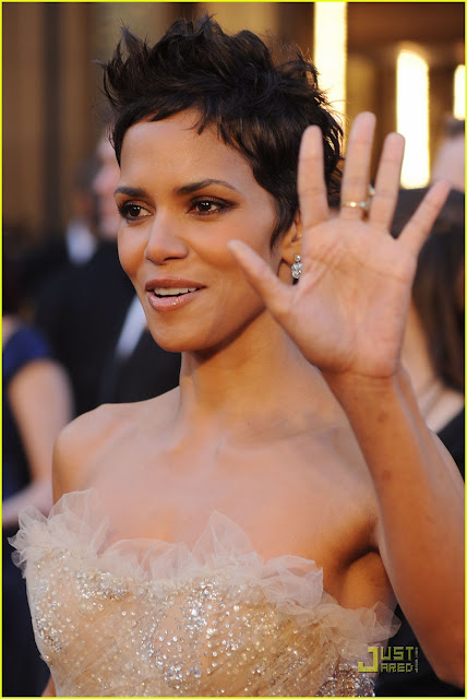 halle berry 2011. halle berry oscars 2011 pics.