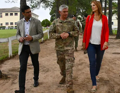 Olivares y Leticia Ponzinibio recorriendo el Regimiento durante la gestión de Cresto