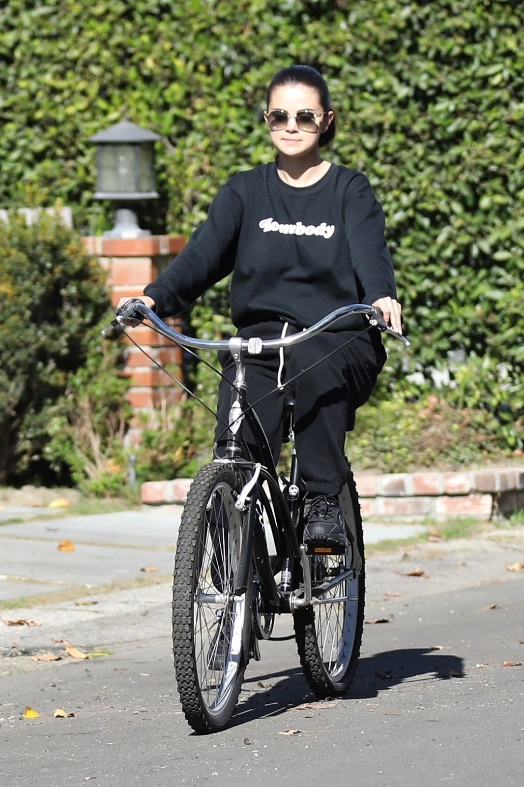 Selena Gomez – female celebrity street fashion style latest photo