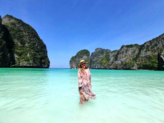 Olivia na praia Maya Bay, em Phi Phi, Krabi, Tailândia