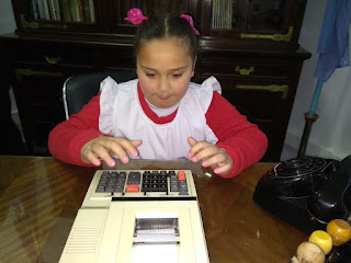 la imagen muestra una alumna con una vieja computadora