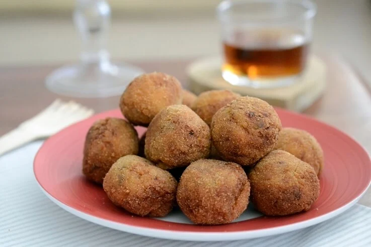 Croquetas de jamón con almendras