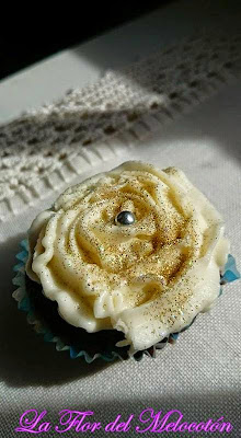 Minicupcakes de chocolate con frosting de vainilla