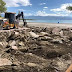 Autoridades desmantelan dos negocios que operaban a orillas de la playa Monte Río en Azua