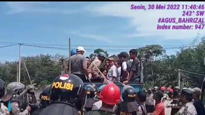 VIRAL! Polisi Baret Biru Banting Pria dari Bak Truk di Rokan Hulu Riau