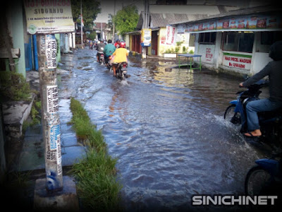 Hujan Deras Menyebabkan Beberapa Daerah Di Waru Banjir Hujan Deras Menyebabkan Beberapa Daerah Di Waru Banjir