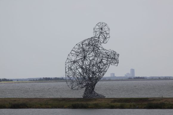 Antony Gormley esculturas e instalações geometricas formando corpos