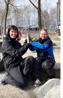 Sissel og Marit foran barnehagen