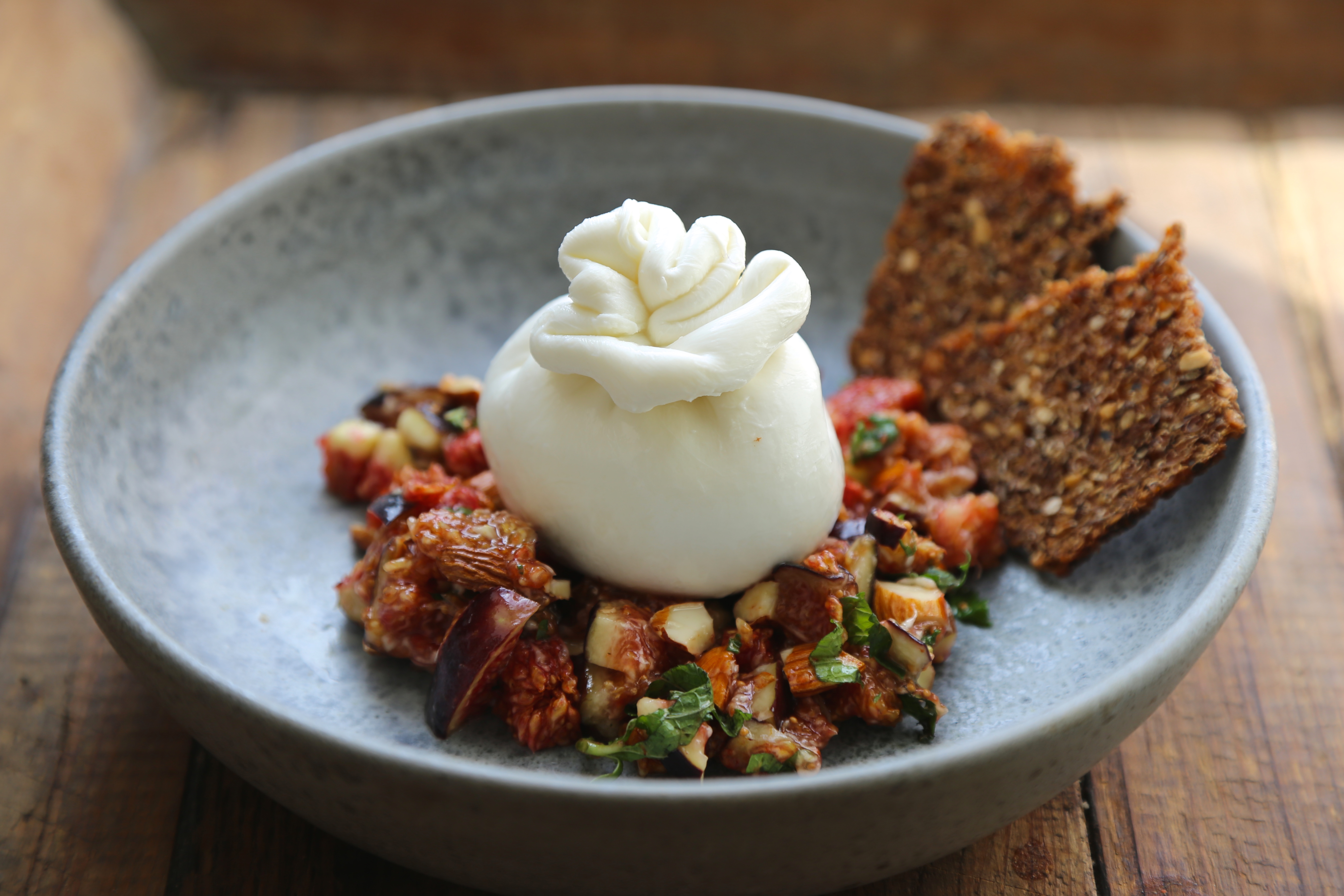 Burrata , mozzarella , figues ,menthe
