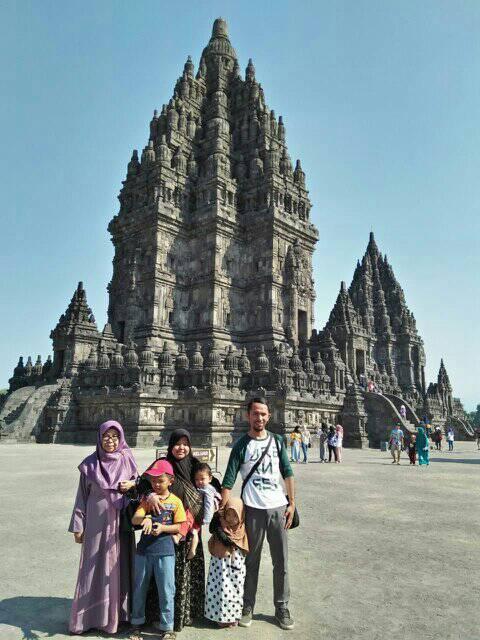 Bersama keluarga dengan latar candi prambanan