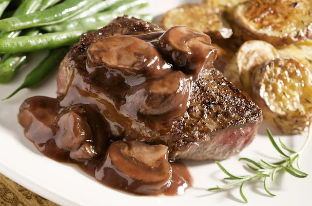 How To Make Steak with Mushroom Sauce at Home