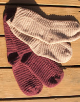 http://translate.googleusercontent.com/translate_c?depth=1&hl=es&rurl=translate.google.es&sl=en&tl=es&u=http://cobblerscabin.wordpress.com/happy-hookin/top-down-crochet-socks-free-crochet-pattern/&usg=ALkJrhgeCFJO_a2hW0HUZqyr3agbQGOlCw