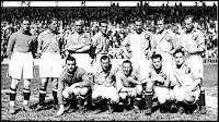 SELECCIÓN DE  EUSKADI - Temporada 1937-38 - Blasco, Muguerza, Luis Regueiro, Pablito, Lángara, Emilin Alonso y Cilaurren; Egusquiza, Aedo, Gorostiza, Zubieta y Larrinaga - En 1937, durante la Guerra Civil Española, el primer lehendakari, José Antonio Aguirre, que había sido jugador del Athletic Club, organizó una selección llamada de Euzkadi con el fin de lograr fondos en el extranjero para la guerra civil. La Selección debutó ganando en el parisino Parque de los Príncipes al campeón de la liga francesa, el Racing de París, por 0-3 y posteriormente al Olympique de Marsella por 1-5 y, tras jugar una docena de partidos en Europa, ya, en 1938, acabó cruzando el Atlántico para recalar en México.