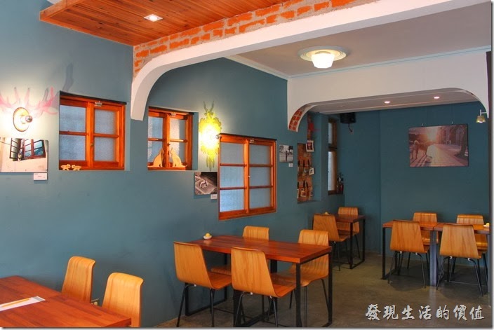 台南-PianoPiano。咖啡館內特意保留了一些紅磚裸露來突顯其古味。