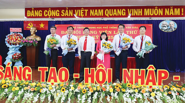 Đồng chí Vũ Ngọc Tuất tặng hoa chúc mừng cấp ủy chi bộ Trường THPT Trần Văn Giàu,  nhiệm kỳ 2025 - 2030. (Ảnh: AH)