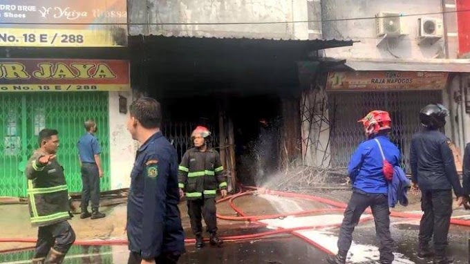 Sentra Penjualan Sepatu di Pasar Sambu Medan Terbakar