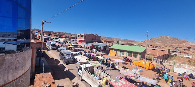 Jeden Mittwoch wird Pampa Colorada Bolivien zu einem größeren Wochenmarkt in der Provinz Chayanta. Es wird folgendes verkauft: Autos, Vieh, Artefakte, Kleidung, Gemüse und anderes. Inzwischen kann man Pampa Colorada auch aus dem Weltraum erkennen. 2003 bestand die Stadt noch aus 2 oder 3 Häuser im Jahr 1998 gab es auf den Satellitenbildern hier noch keine menschliche Siedlung zu entdecken. Die Stadt ist weiter stark am Wachsen und jetzt wünschen die Menschen sich auch eine Kirche in ihre kleine Stadt.