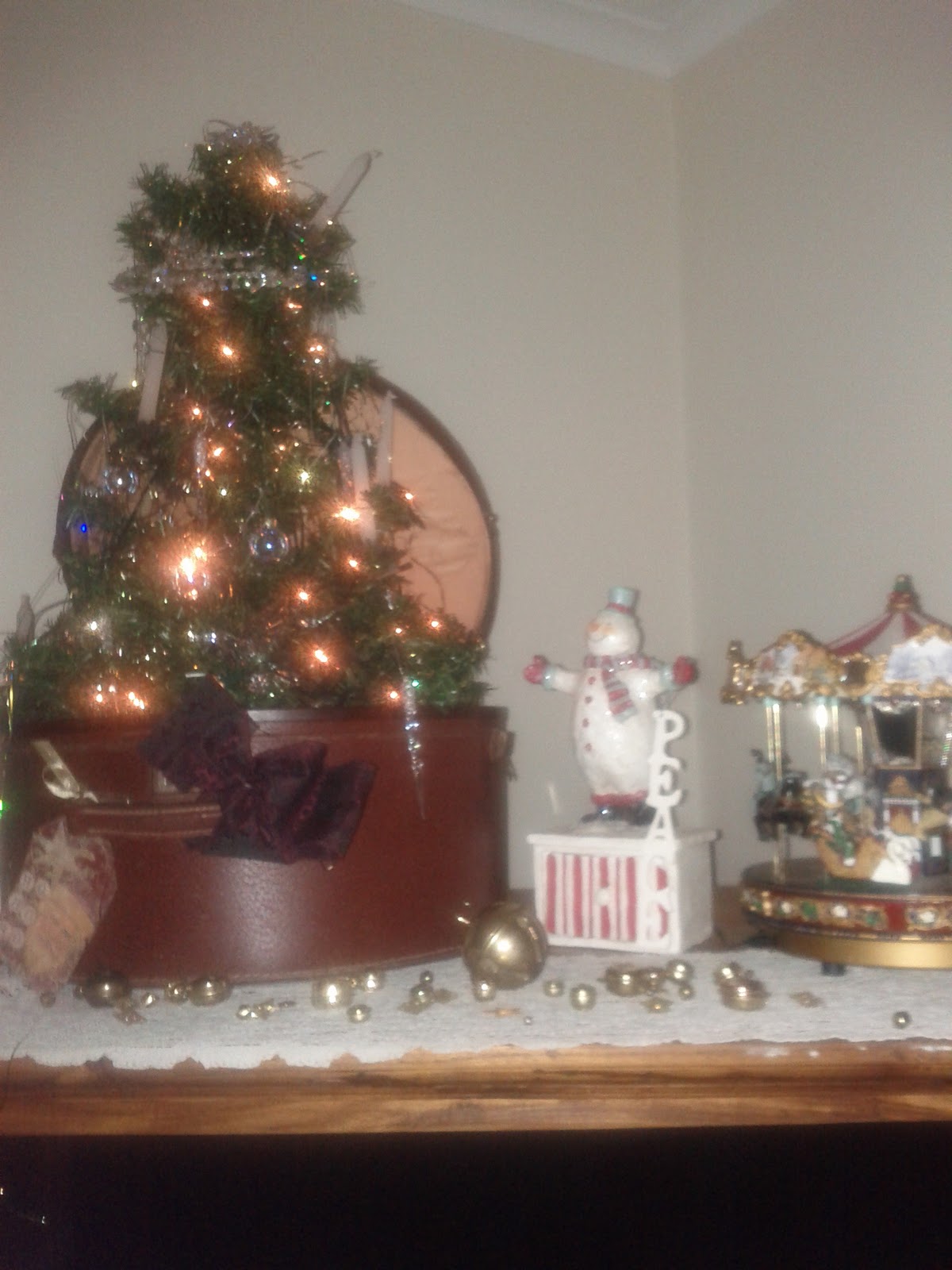 This Small Tree In A Vintage Hatbox Is The Perfect Apartment Tree It