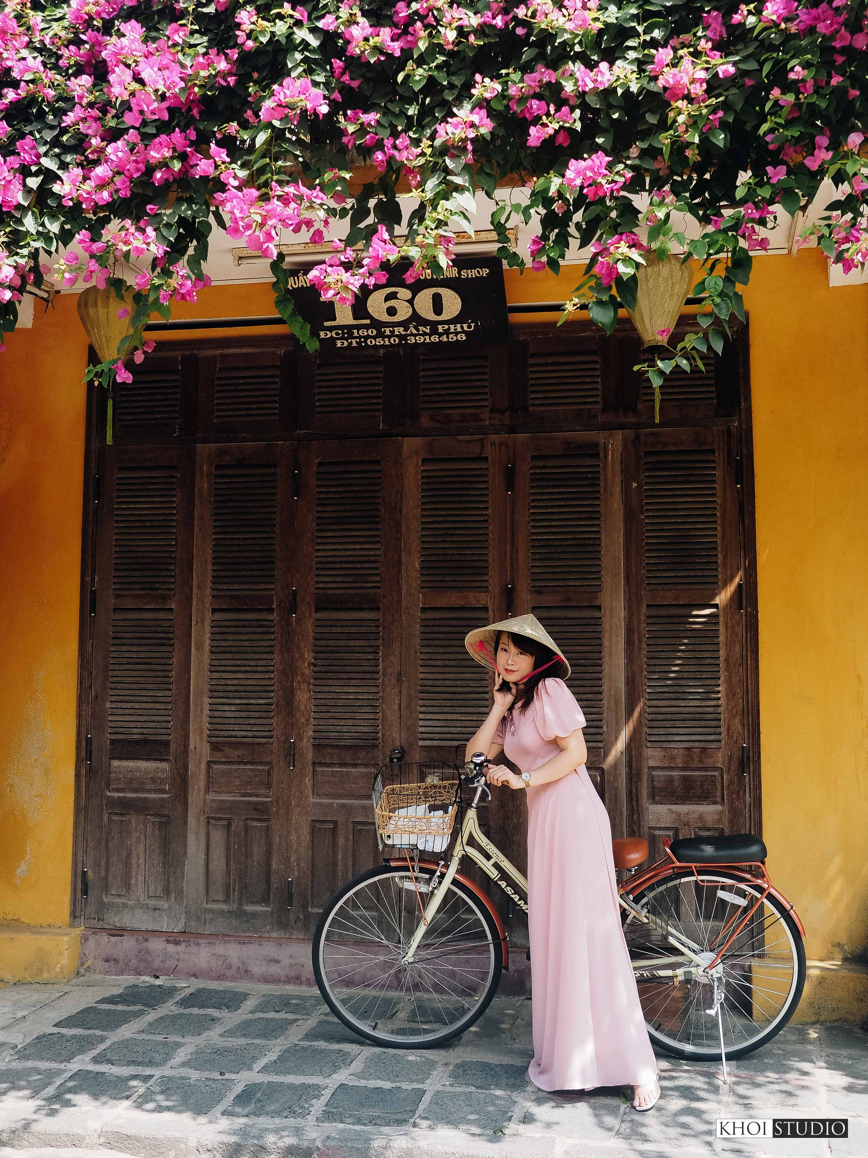 Looking for a photographer to take photos of ao dai in Hoi An: Experience to take pictures at noon in summer in Hoi An ancient town