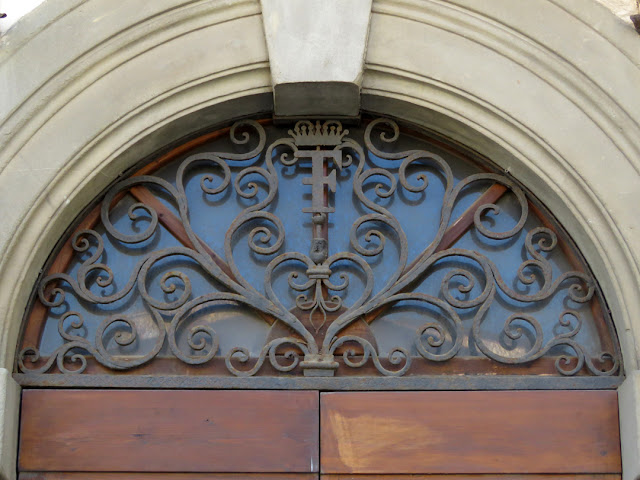 Monogram above a front door, Palazzo Finocchietti, Scali Finocchietti, Livorno