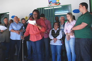 Diretora Maria do Carmo Pereira da Silva discursa em homenagem à ex-diretora Mara Luciana Brandão Bravo, vítima da tragédia de 2011 junto com o marido e os filhos