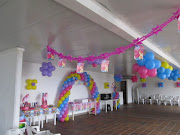 . un baby shower con globos