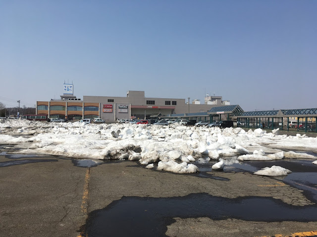 北海道の風物視雪割り、ショッピングモール駐車場で雪を融かす