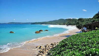 foto keren pantai nihiwatu air laut biru di sumba