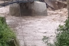 Akibat Luapan Air Sungai jembatan Di Desa Bantargadung Terputus