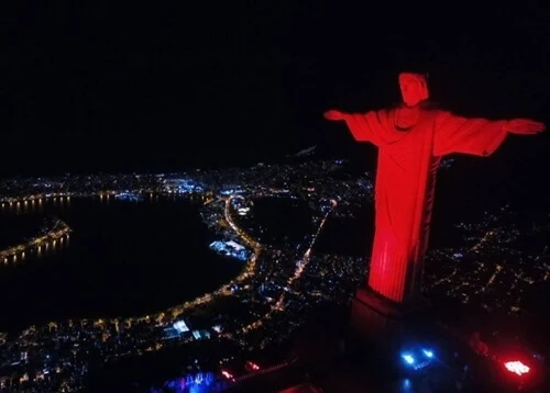 Cristo Redentor é iluminado de vermelho em comemoração aos 88 anos da Super Rádio Tupi